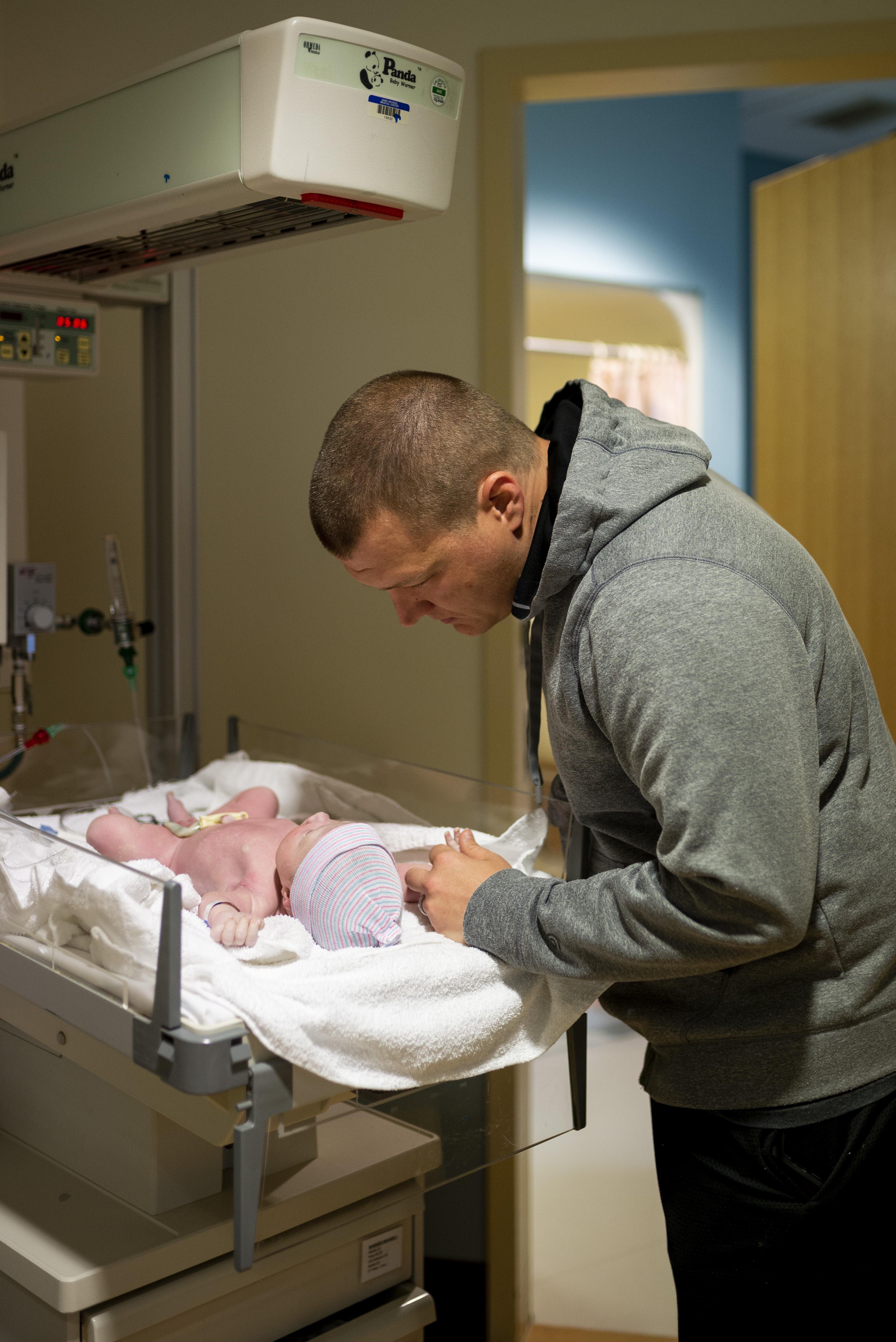 Dad meets his new baby girl after birth in Marlyand Hospital